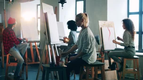 Passatempo criativo, conceito de criatura de arte. Estúdio de arte com um grupo de pessoas estudando pintura — Vídeo de Stock