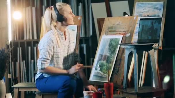 Blondynka ma lekcję malowania wideo w studio. Kreacja, koncepcja inspiracji. — Wideo stockowe