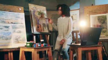 Sanat dersi, stüdyodaki Afrikalı bir etnik bayan tarafından internette düzenleniyor.