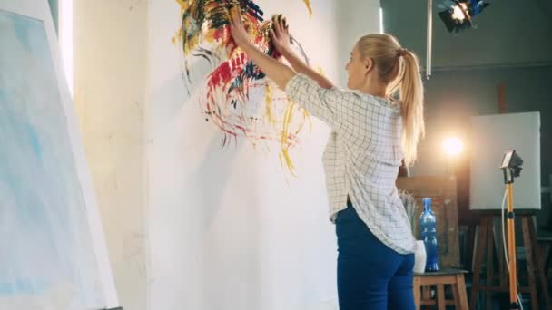 Kobieta uśmiecha się malując gołymi rękami. Kreatywne hobby, koncepcja stworzenia dzieła sztuki. — Wideo stockowe