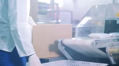 Taşıyıcıdan çıkarıldıktan sonra küçük paketler paketleniyor