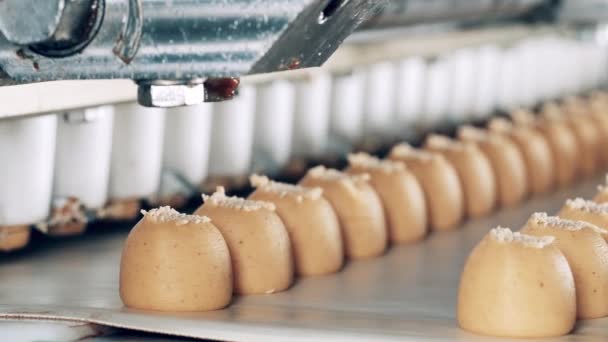 Close up of fudge candies getting manufactured in batches — Vídeo de stock