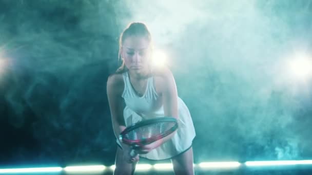 Duman bulutlarında tenis raketi olan bir kadın. — Stok video