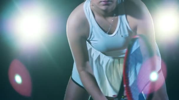 Athletic woman is holding a tennis racket and getting ready to play — Stock Video