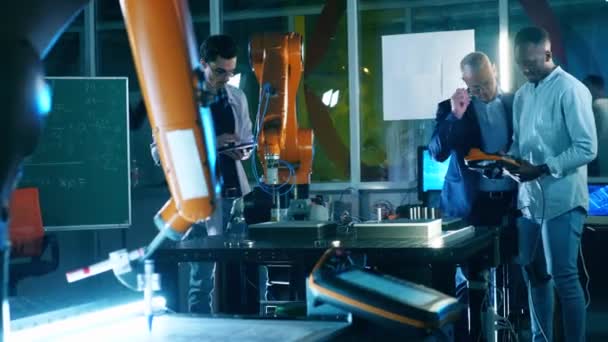 Team of researchers are working with robots in a science lab — Vídeo de stock
