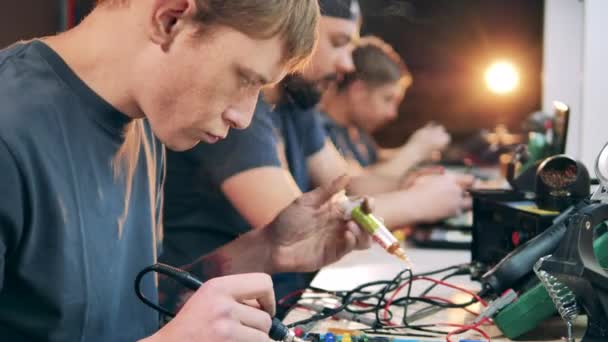 Technicus giet wat soldeerzuur om chip en blijven solderen — Stockvideo