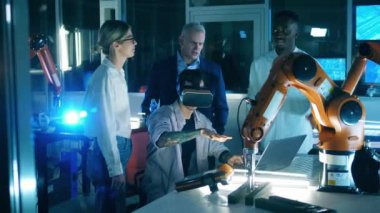 Bilim çalışanları sanal gerçeklikte bir robotu çalıştırıyorlar.