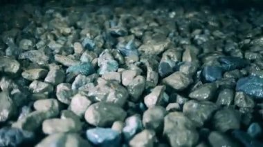 Taşıyıcı boyunca hareket eden ezilmiş minerallerin yavaş hareketi