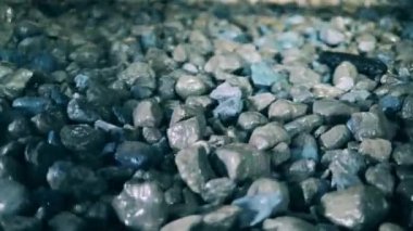 Konveyör boyunca hareket eden bakır madeninin yavaş hareketi