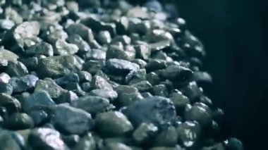 Taşıyıcıdan düşen ezilmiş minerallerin yavaş hareketi