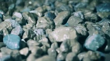 Taşıma sırasında ağır çekimde bakır cevheri parçaları