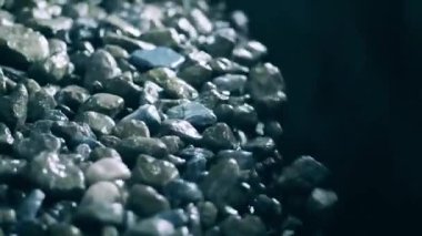 Taşıyıcıdan düşen bakır madeni yavaş hareket ediyor.