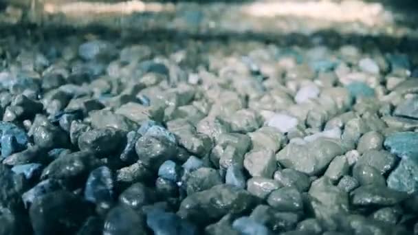 Trozos de mineral de cobre se mueven a lo largo del transportador — Vídeo de stock