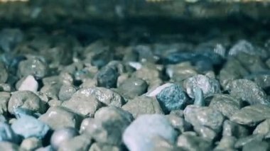 Kemerde ağır çekimde hareket eden ezilmiş mineralleri kapatın