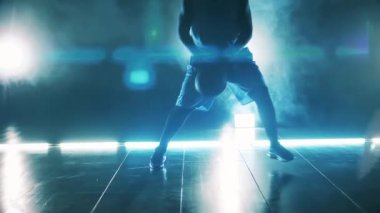 Afrikalı Amerikalı oyuncu yavaş çekimde bir basketbol topu atıyor.