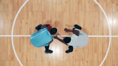 Spor salonunda antrenman yapan Afrikalı Amerikalı basketbolcuların en iyi görüntüsü.