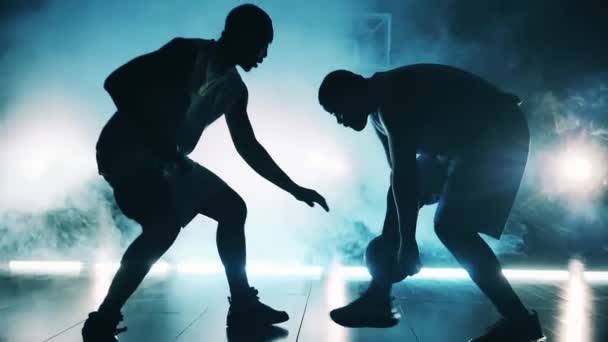 Basketbol eğitimi alan iki Afrikalı Amerikalı oyuncunun ağır çekimde — Stok video