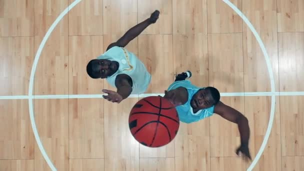 Jogadores afro-americanos estão lutando por um basquete no ginásio em uma vista superior — Vídeo de Stock