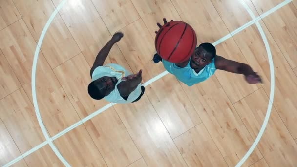 Movimiento lento de jugadores de baloncesto africanos entrenando en el gimnasio — Vídeo de stock