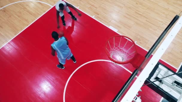 Gimnasio con dos jugadores de baloncesto africanos entrenando en una vista superior — Vídeos de Stock