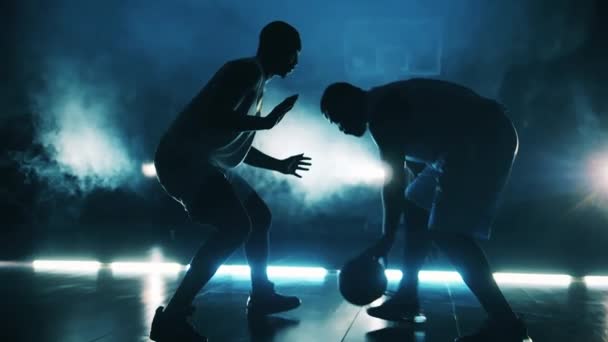 Zeitlupe einer Basketballübung zweier afrikanisch-amerikanischer Spieler