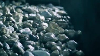 Bakır cevheri parçaları konveyörden yavaş çekimde düşüyor.