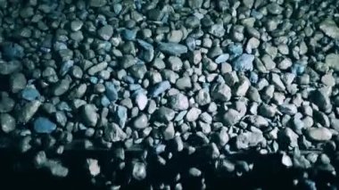 Parçalanmış mineraller konveyörden en üst görüntüde düşüyor.