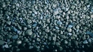 Ulaşım sırasında düşen ezilmiş minerallerin üst görünümü