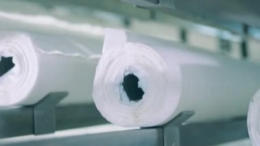 Kağıt ruloları üretim hattı boyunca ilerliyor. Kapat.