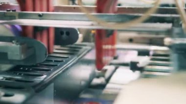 Kağıt fabrikasında modern tuvalet kağıdı paketleme makinesi