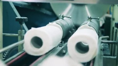 Kağıt kesme makinesi kağıt fabrikasında.