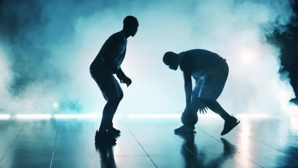 Movimiento lento de dos hombres africanos practicando movimientos de baloncesto — Vídeos de Stock