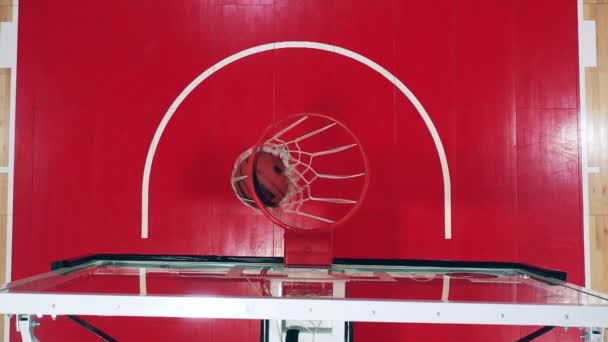 Lassú mozgás egy kosárlabda dobott a kosárba — Stock videók