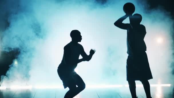 Sessão de treinamento de dois jogadores de basquete em câmera lenta — Vídeo de Stock