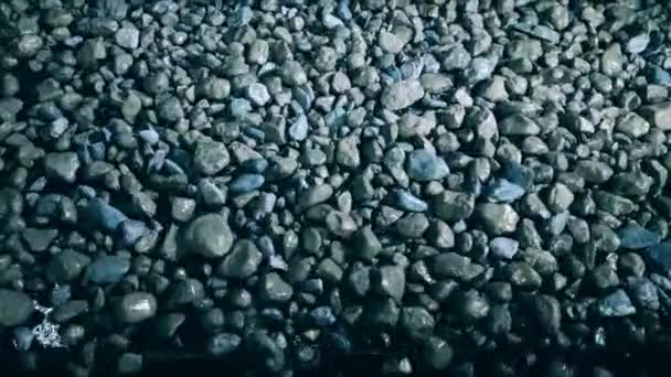 Bovenaanzicht van verbrijzelde mineralen tijdens transport — Stockvideo