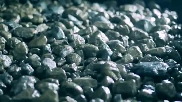 Transport par convoyeur de minerai de cuivre filmé au ralenti — Video