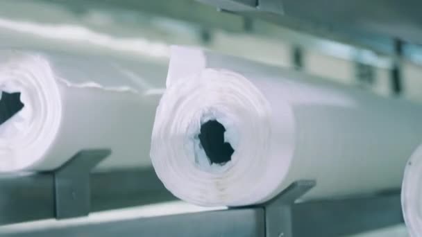 Rollos de papel moviéndose a lo largo de la línea de producción. De cerca. — Vídeos de Stock