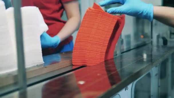 Tejidos faciales rojos y blancos colocados en un transportador en una fábrica de papel — Vídeos de Stock