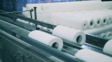 Kağıt fabrikasında kağıt havlu üretim hattı.