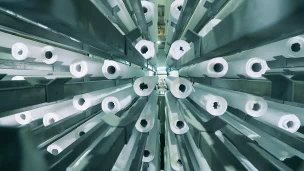 Крупный план вертикального перемещения бумажных рулонов на бумажной фабрике — стоковое видео