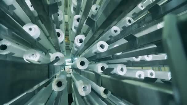 Sok fehér papírtekercs függőlegesen mozog a gyártási folyamat során — Stock videók