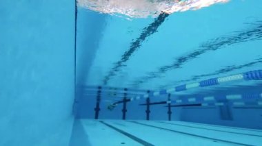 Havuzdaki bir yüzücünün sualtı görüntüsü