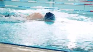 Havuzda yüzme eğitimi alırken yakın çekim.