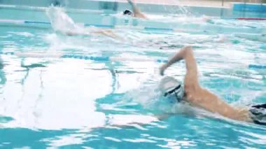 Yüzücülerin antrenmanlarını yakından çek.