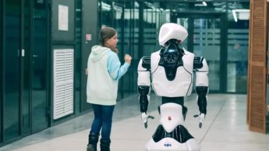Küçük bir çocuk sibernetik bir robotla iletişim kuruyor. Robot bilimi, teknoloji, yenilik kavramı.