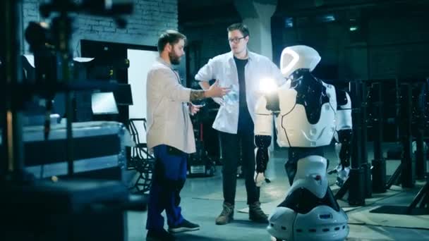 Két specialista és egy robot egy laboratóriumban. — Stock videók