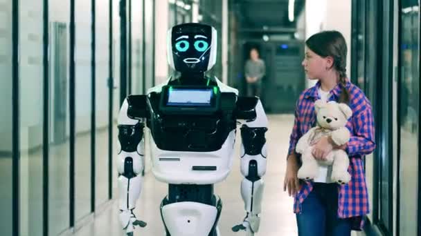 Concepto de inteligencia artificial. Chica caminando con un robot cibernético — Vídeo de stock