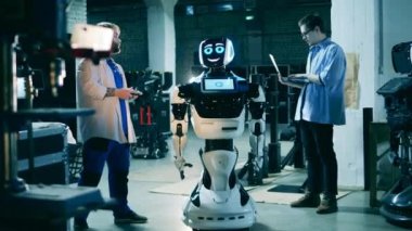 Robot bilimi, teknoloji, yenilik kavramı. Bilim adamları laboratuvarda bir robot üzerinde çalışıyorlar.