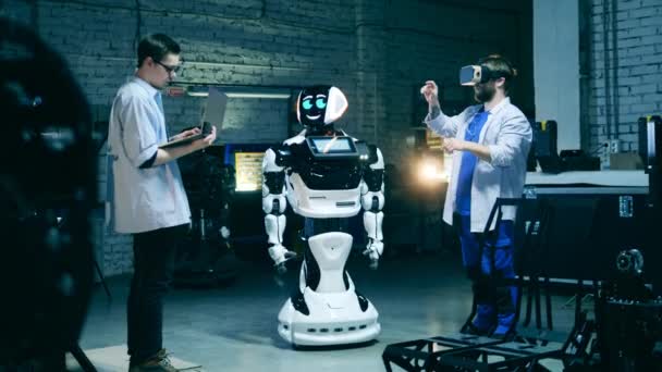 ロボットをテストするために仮想現実を使用して科学者。人工知能の概念. — ストック動画