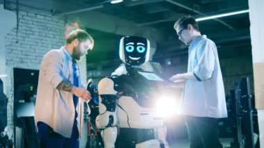 Askerler laboratuvarda bir androidi tamir ediyor.